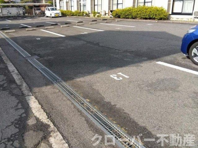 レオパレスドリーム坂出の駐車場