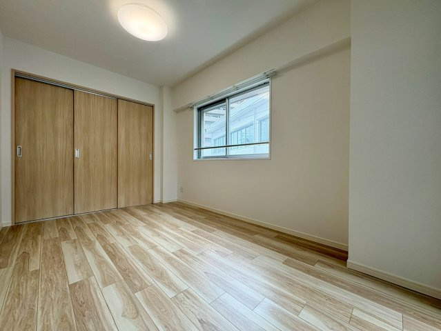 「室内キレイ」アルファステイツ桟橋通り　中古マンションの洋室|採光窓があり明るい洋室。大容量の壁面収納を備えており、荷物が多い方でも生活空間を広くゆったり使えます。