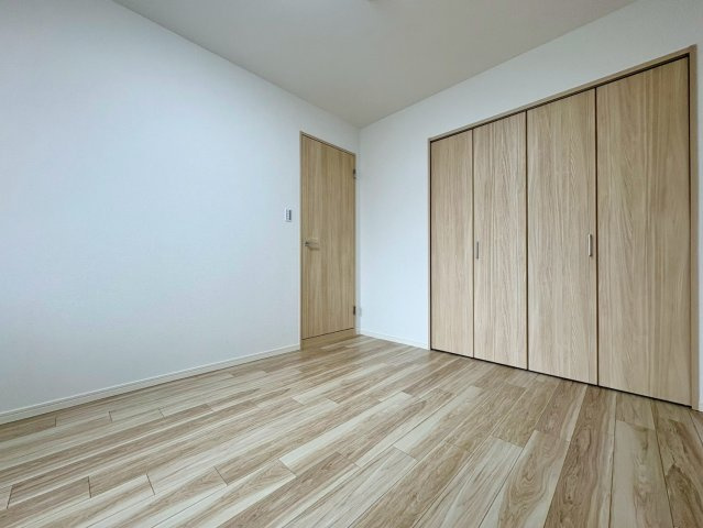 「室内キレイ」アルファステイツ桟橋通り　中古マンションの洋室|ナチュラルな木目調の建具が落ち着くプライベート空間。寝室や子供部屋などライフスタイルに合わせて。