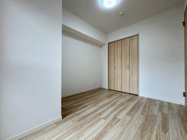 「室内キレイ」アルファステイツ桟橋通り　中古マンションの洋室|全居室に収納スペースを完備。趣味のアイテムや衣類もしっかりしまえて、お部屋を綺麗にキープできます。