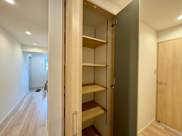 「室内キレイ」アルファステイツ桟橋通り　中古マンションの収納|日用品のストックや掃除用具の収納に大活躍する可動棚。無駄なスペースを作らず効率よく片付けられます。