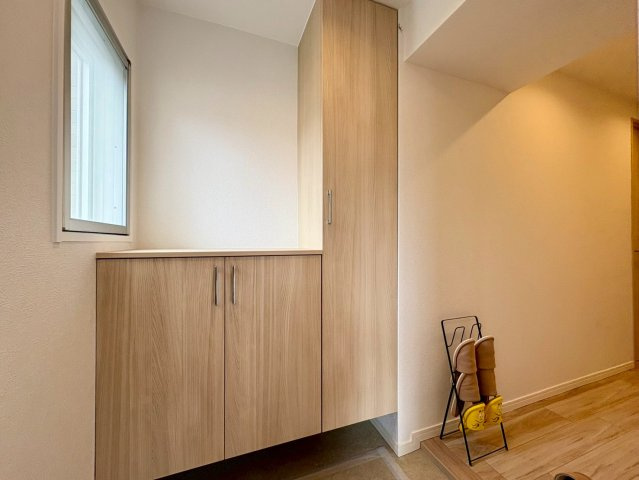 「室内キレイ」アルファステイツ桟橋通り　中古マンションの玄関|家族の靴をたっぷりしまえるシューズボックス。フロートタイプで足元が広く見え、スッキリとした玄関に。
