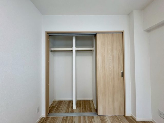 「室内キレイ」アルファステイツ桟橋通り　中古マンションの収納|奥行きのあるクローゼットで、季節物の衣類や家電もまとめて収納可能。お部屋の整理整頓がはかどります。