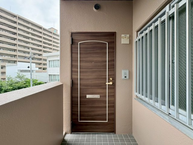 「室内キレイ」アルファステイツ桟橋通り　中古マンションの玄関|重厚感のある落ち着いた色合いの玄関ドア。毎日の行き帰りを温かく迎え入れてくれる、住まいの顔です。