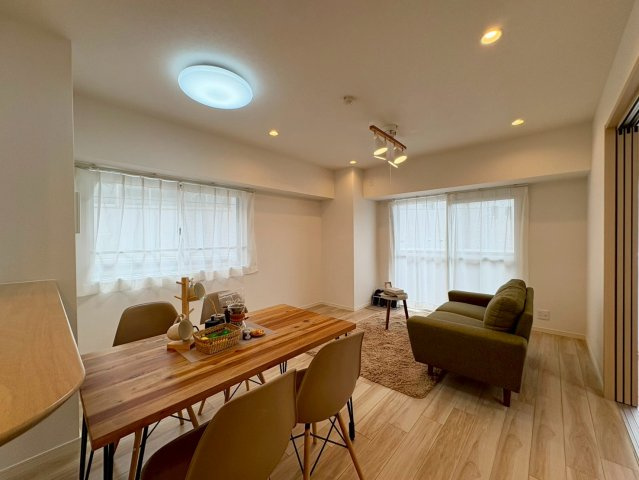 「室内キレイ」アルファステイツ桟橋通り　中古マンションの居間・リビング|ゆったりとくつろげる広々としたリビングダイニング。ご家族団らんの時間を豊かに彩る快適な空間です。