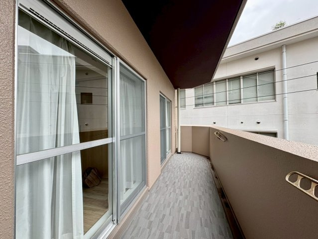 「室内キレイ」アルファステイツ桟橋通り　中古マンションのバルコニー|開放感のあるゆったりとしたバルコニー。風通しも良く、お洗濯物やお布団もたっぷり干せます。