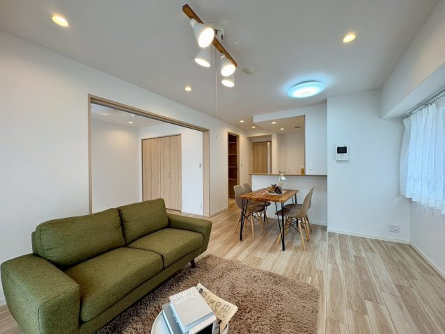 「室内キレイ」アルファステイツ桟橋通り　中古マンションの居間・リビング|実際の生活をイメージしやすいよう家具を配置。2面の大きな窓から陽光が降り注ぐ、明るく開放的なLDK。