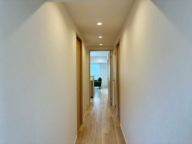 「室内キレイ」アルファステイツ桟橋通り　中古マンションのその他|リビングからの自然光が差し込む明るい廊下。白を基調としたクロスと木目調の床が温かみを感じさせます。