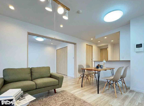 高知市桟橋通4丁目　アルファステイツ桟橋通り中古マンションの居間・リビング|リフォーム済みで軽い印象です♪※家具はディスプレイ用です。
