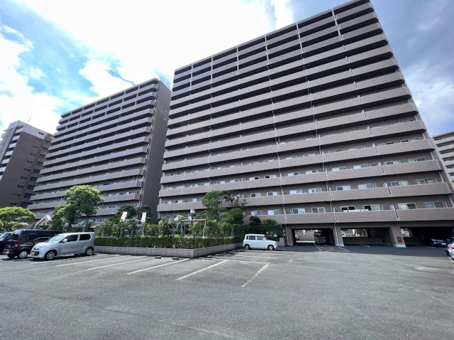 「室内キレイ」アルファステイツ桟橋通り　中古マンションの外観|鉄骨鉄筋コンクリート造15階建ての堂々たる外観。ご紹介のお部屋は3階部分で、快適な新生活を。