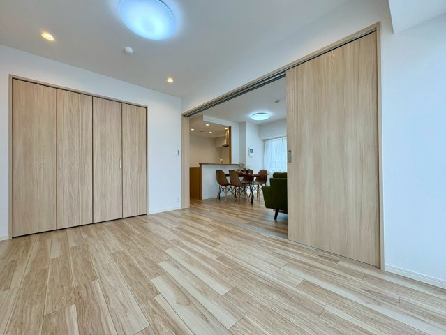 「室内キレイ」アルファステイツ桟橋通り　中古マンションの洋室|リビングと隣接した開放的な洋室。引き戸を開け放てば、さらに広々とした一体空間として活用できます。