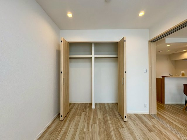 「室内キレイ」アルファステイツ桟橋通り　中古マンションの収納|丈の長いコートもシワにならず掛けられるハンガーパイプ付き。お部屋をスッキリ保つ大容量のクローゼット。
