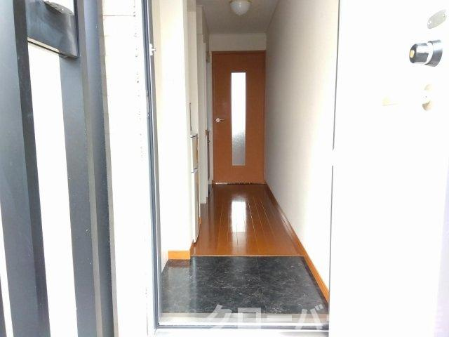 レオパレスブレッツァ　イーストの玄関