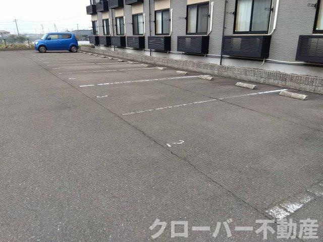 レオパレスブレッツァ　イーストの駐車場