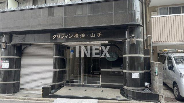 横浜市中区麦田町４丁目の賃貸マンションのエントランス