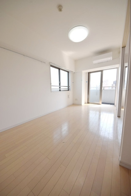 【居間・リビング】 | プロスペクト恩賜公園 | ゆったり過ごせる居間です