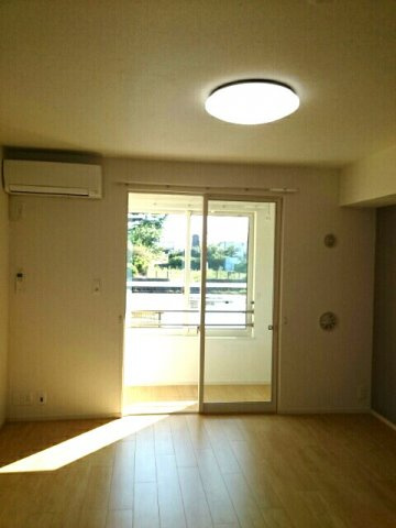 エテルノ・ブリッジの居間・リビング