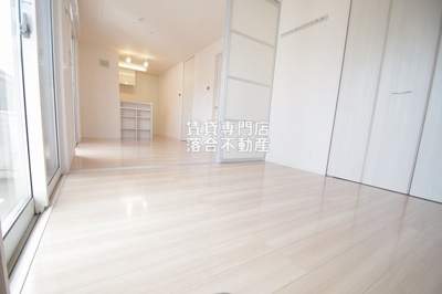 【居間・リビング】 | エクセル川端 Ｆ棟 | ゆったり過ごせる明るいリビング