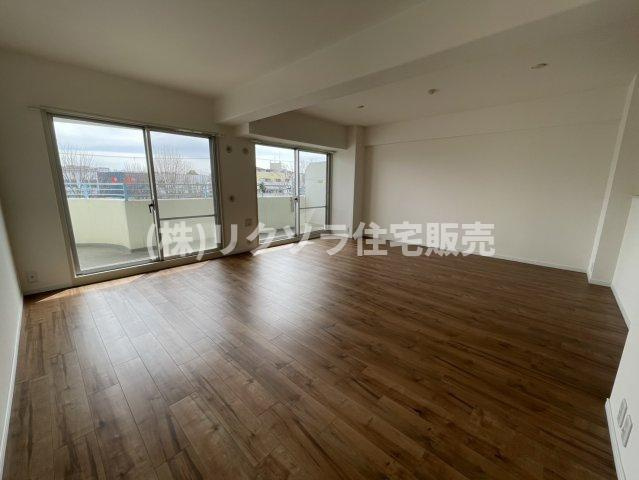 ディオ・フェルティ枚方の居間・リビング|LDK20.0帖
■物件内覧・資金計画相談・住宅ローン相談、リフォーム相談、お問合せ受付中■
※当日・翌日のご内覧、ご相談はお電話でのお問合せがスムーズです！