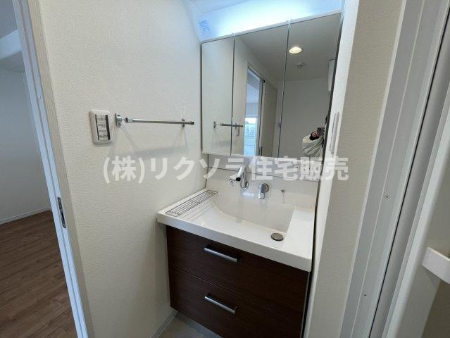 ディオ・フェルティ枚方の独立洗面台|三面鏡付き独立洗面台
■物件内覧・資金計画相談・住宅ローン相談、リフォーム相談、お問合せ受付中■
※当日・翌日のご内覧、ご相談はお電話でのお問合せがスムーズです！