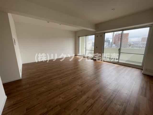 ディオ・フェルティ枚方の居間・リビング|LDK20.0帖
■物件内覧・資金計画相談・住宅ローン相談、リフォーム相談、お問合せ受付中■
※当日・翌日のご内覧、ご相談はお電話でのお問合せがスムーズです！