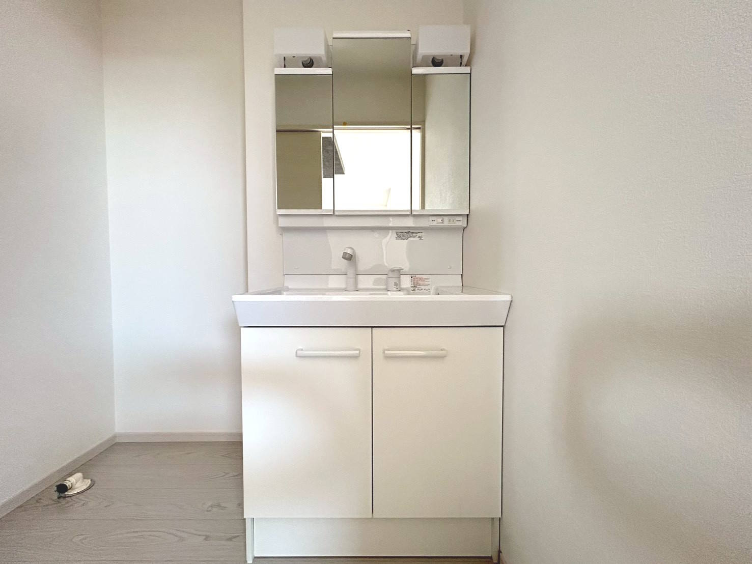 新築戸建　一宮市丹陽町2期　全2区画分譲の独立洗面台|床材に受ける様々な傷や、温度・湿度変化によるクラックの発生を大幅に抑える特殊加工を施工済み。