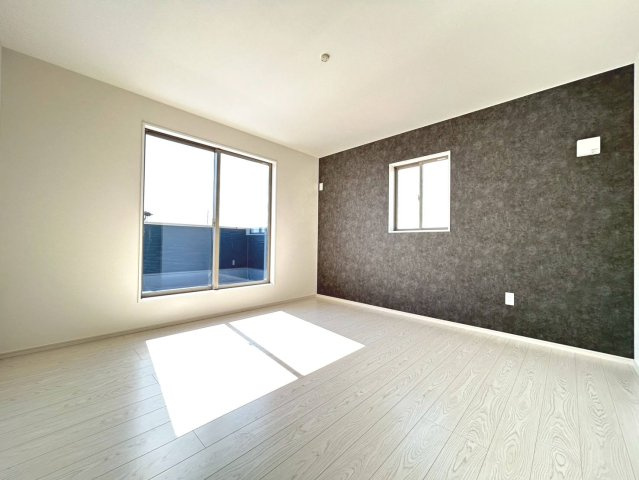 新築戸建　一宮市丹陽町2期　全2区画分譲の寝室|全居室にたっぷり収納できる大型収納を設置。窓ガラスは断熱性能や結露防止効果の高いペアガラスです。