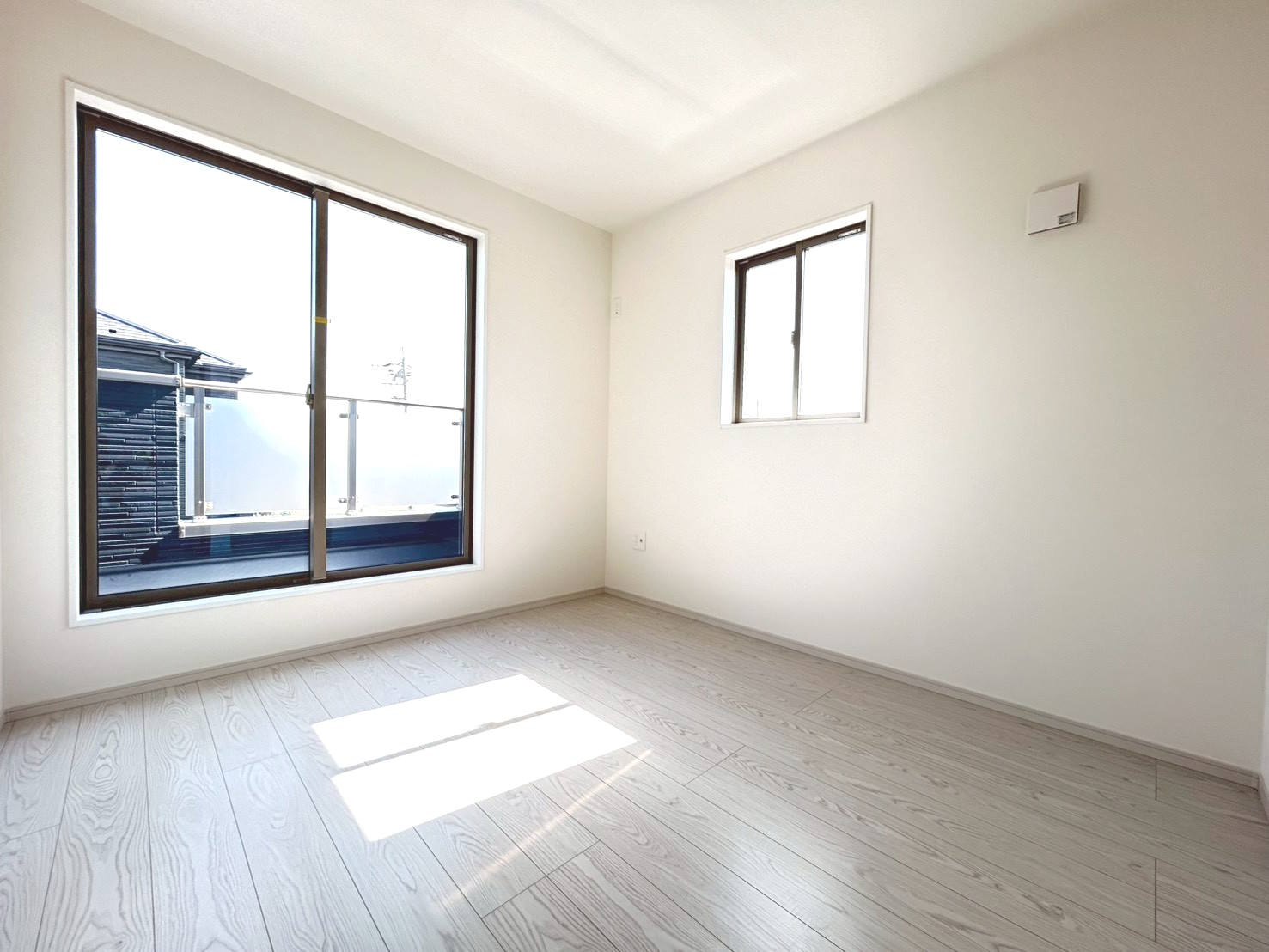 新築戸建　一宮市丹陽町2期　全2区画分譲の洋室|建具やクロスなどをトータルデザインでコーディネートしており、室内に落ち着きと安らぎを与えてくれます。