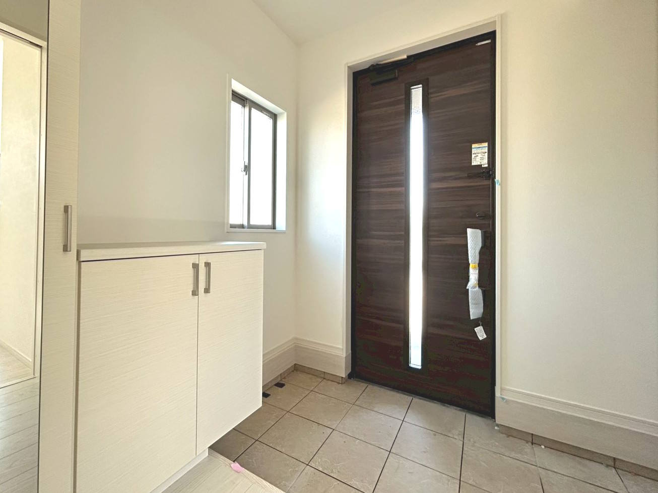 新築戸建　一宮市丹陽町2期　全2区画分譲の玄関|大容量のシューズ収納付きで玄関周りもすっきり！玄関ドアからの光が玄関ホールを明るくしてくれます。