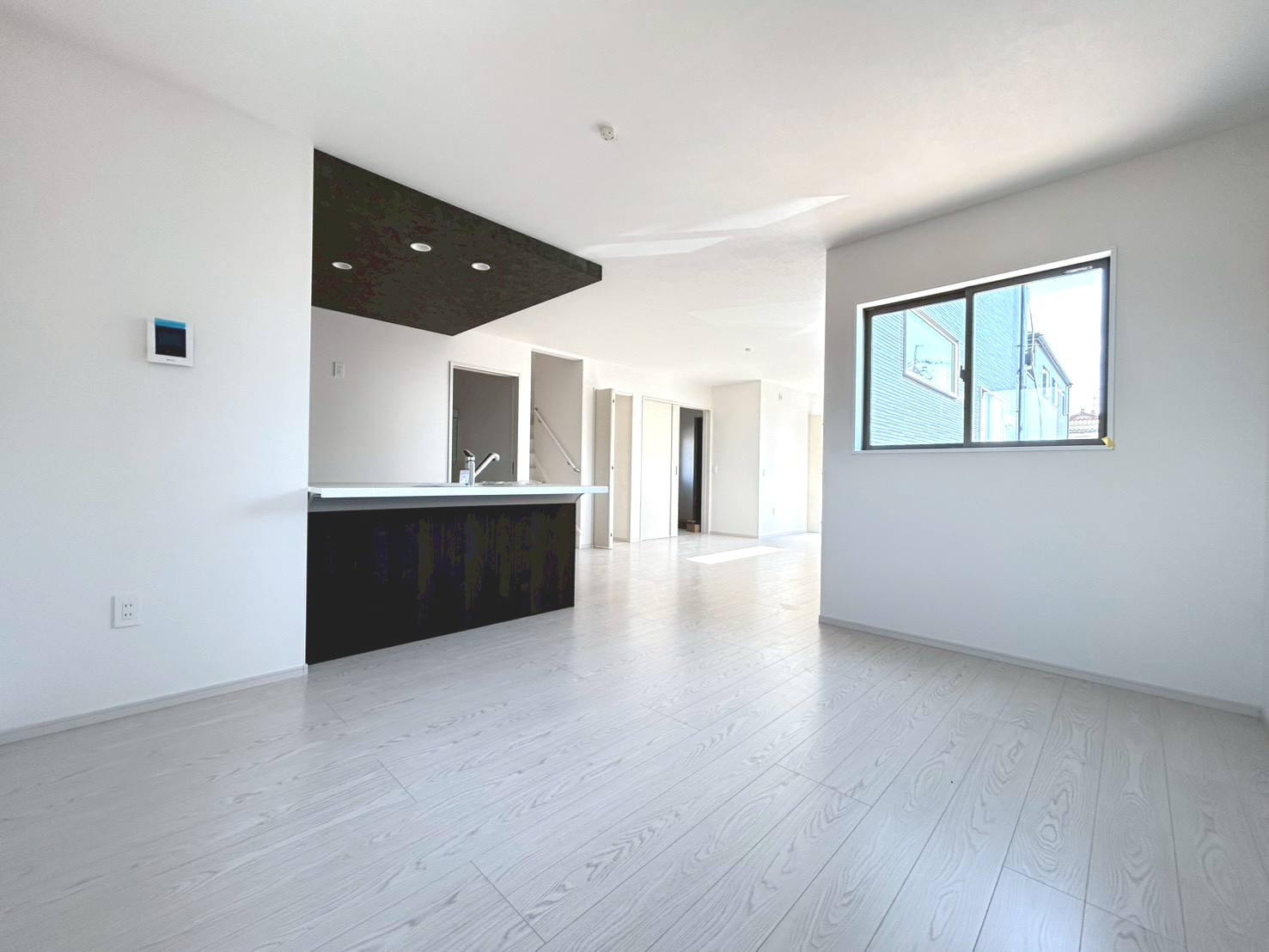 新築戸建　一宮市丹陽町2期　全2区画分譲の居間・リビング|フローリング材は木目調でナチュラルな美しさ。様々な傷やクラックの発生を大幅に抑える特殊加工済み。