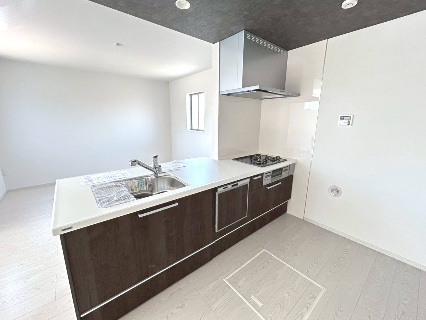 新築戸建　一宮市丹陽町2期　全2区画分譲のキッチン|ステンレスをワークスペース部分トップに使用した機能的で美しいシステムキッチンを使用しています。