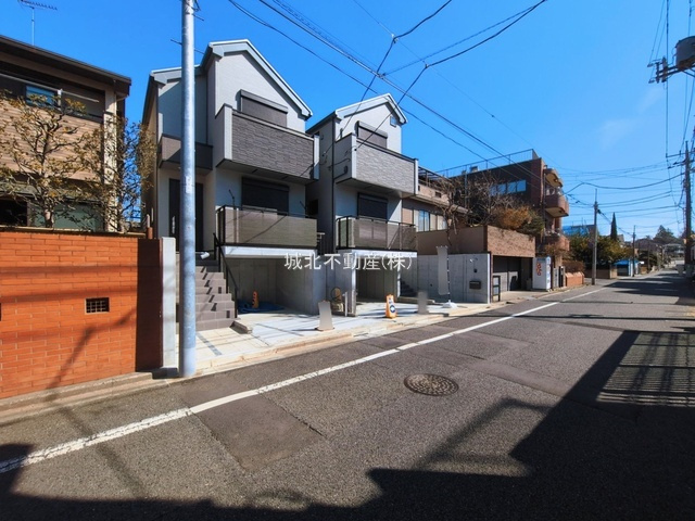 練馬区関町北4丁目 全2棟A号棟の前面道路含む現地写真|南側約6.0ｍ公道に面しており陽当たり良好です