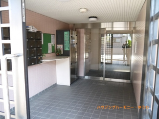 【その他共用部分】 | 清潔感と歓迎感があるエントランスホールとなります。