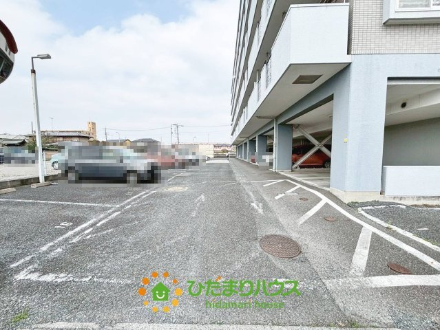 クレセント東鷲宮の駐車場
