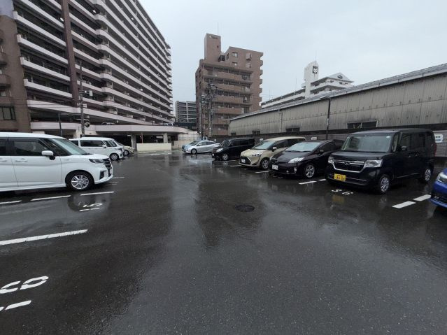 アルファライフ吉塚駅東の駐車場