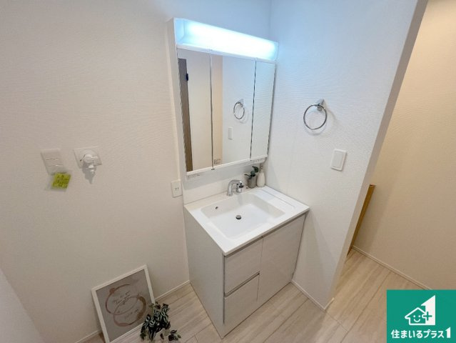 明石市大道町　新築一戸建ての独立洗面台|清潔感のある洗面台です。フラットな鏡は掃除がしやすく毎日清潔！鏡裏には収納があるのでスッキリとした洗面台が保てます。