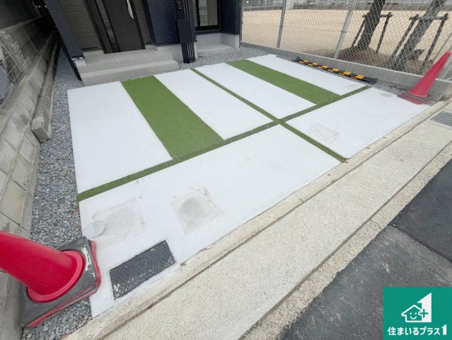明石市大道町　新築一戸建ての駐車場|並列２台駐車可能！ゆとりの駐車スペースで車庫入れもスムーズ！

