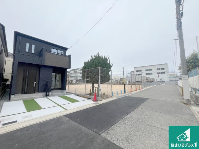 明石市大道町　新築一戸建ての前面道路含む現地写真|周辺は閑静な住宅街！前面道路広々で車の出し入れも便利です。駐車が苦手な方でも安心して車庫入れできます！