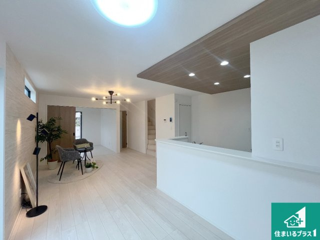 明石市大道町　新築一戸建ての居間・リビング|日当たり良好の明るいリビングで朝の目覚めもスッキリできそう！対面キッチンでご家族のコミュニケーションも自然と増える設計！小さなお子様が遊ぶスペースを作っても広々とくつろげるLDK！