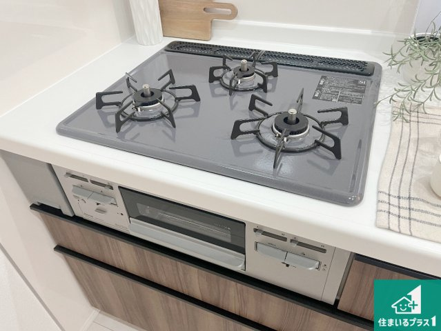 明石市大道町　新築一戸建ての設備|ダブル高火力Ｓｉセンサー付きコンロ！３口あるので、まとめて料理をする時も大活躍！