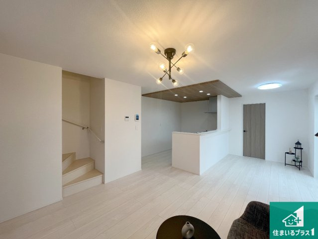 明石市大道町　新築一戸建ての居間・リビング|シンプルなリビングは、観葉植物等のインテリアを楽しめますね！パパ好みにも、ママ好みにも家具次第で雰囲気を変えることができます！