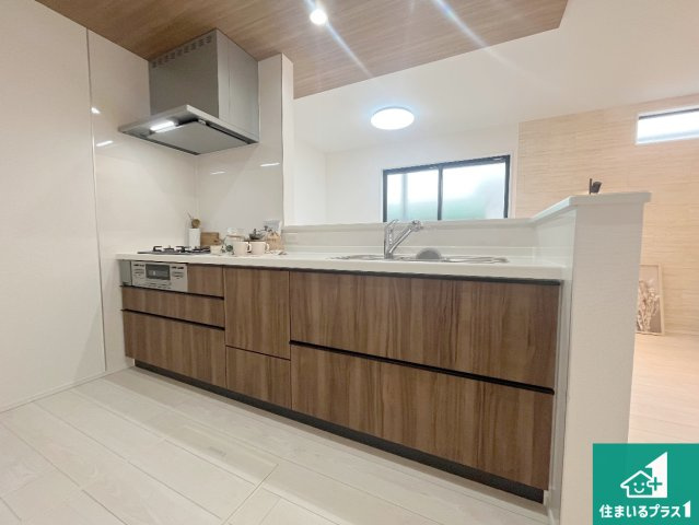 明石市大道町　新築一戸建てのキッチン|子供を見守りながらお料理が出来るため家族のコミュニケーションか増えます♪スペースが広く確保されている為お子様が大きくなったときは一緒に料理を楽しめます♪