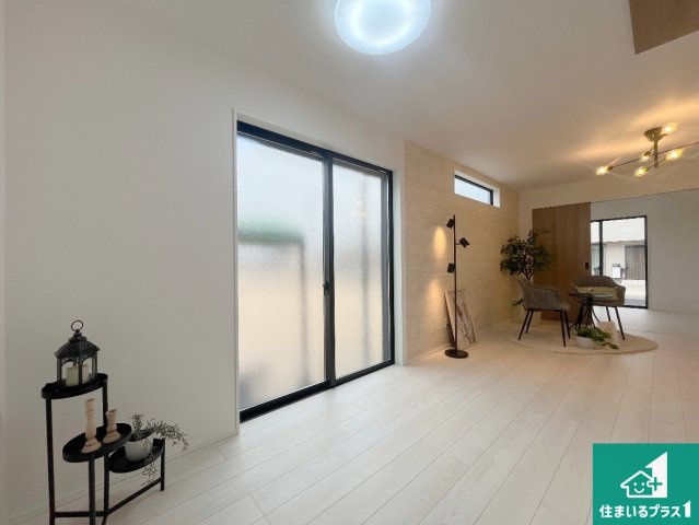 明石市大道町　新築一戸建ての居間・リビング|明るいリビングで朝の目覚めもスッキリできそう！対面キッチンでご家族のコミュニケーションも自然と増える設計！小さなお子様が遊ぶスペースを作っても広々とくつろげるLDK！