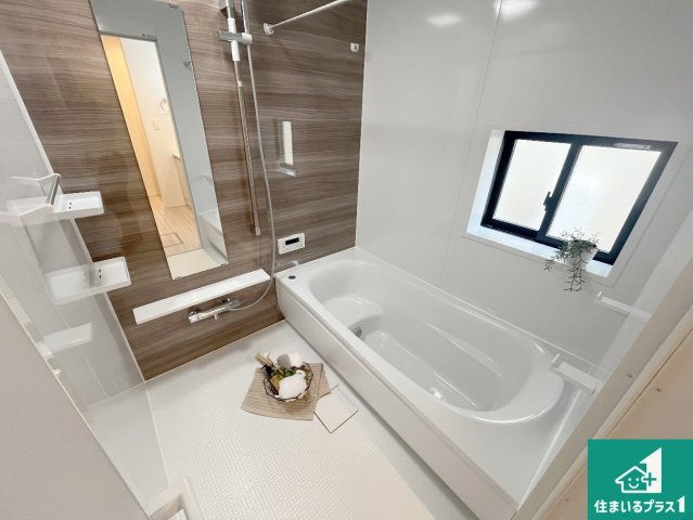 明石市大道町　新築一戸建ての浴室|足をゆったり伸ばして寛げる浴槽です。窓が設けられていますので差し込む光が明るく穏やかな雰囲気にしてくれます♪浴室乾燥機も設置しているので、雨の日の洗濯物も安心です♪