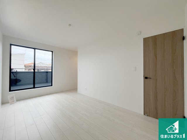 明石市大道町　新築一戸建ての洋室|シンプルな洋室は、自分好みのインテリアが楽しめます♪ご家族とインテリアや家具を選びに行くのは新築購入時の醍醐味の一つです。ぜひお楽しみください♪