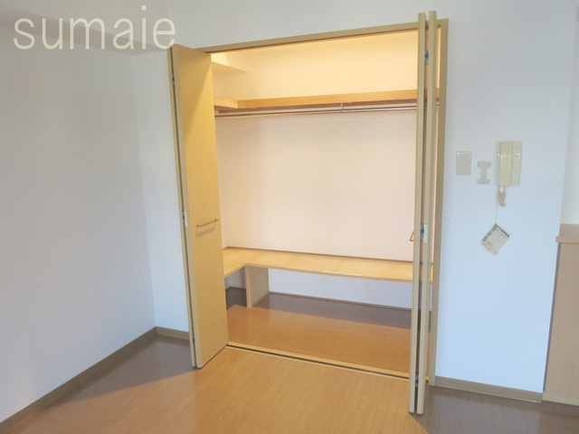 ジェネラスパレスの収納|照明付きのたっぷり容量の収納スペースです♪