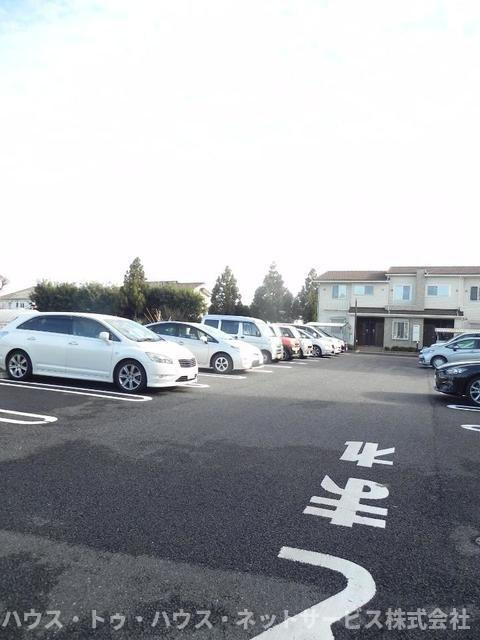 ブリリアントガーデンアゼリアＣの駐車場