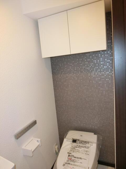 フォルトゥーナ洗足のトイレ|棚もあるトイレです