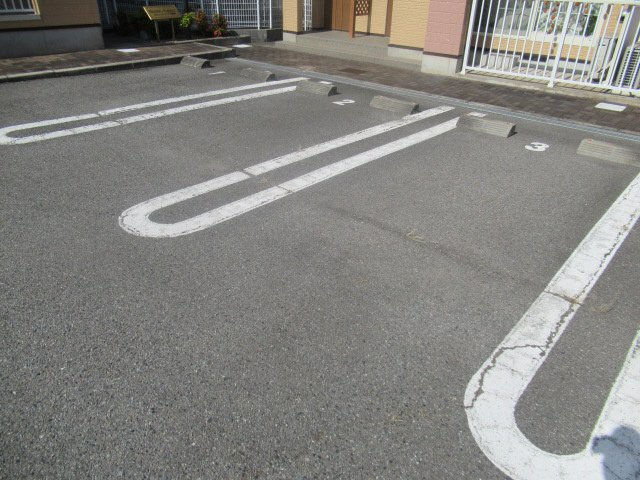 エテルノ・スクウェア参番館の駐車場