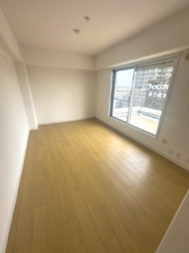 【寝室】 | 緑地東ロイヤルマンション | 洋室7.4帖。東向きバルコニーへ出入り可能。お仕事やお勉強、家事の合間に外の空気を吸ってホッと一息リフレッシュも！